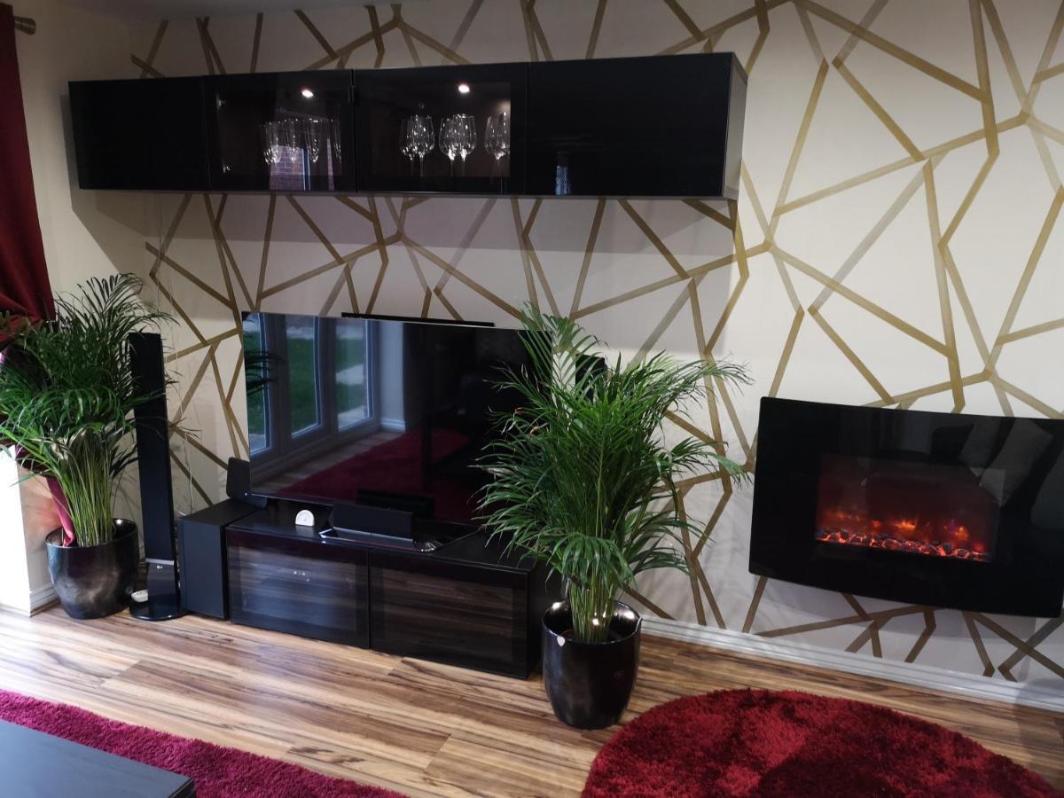 Nightingale Gardens - 4 Bed Detached House - Apartment *