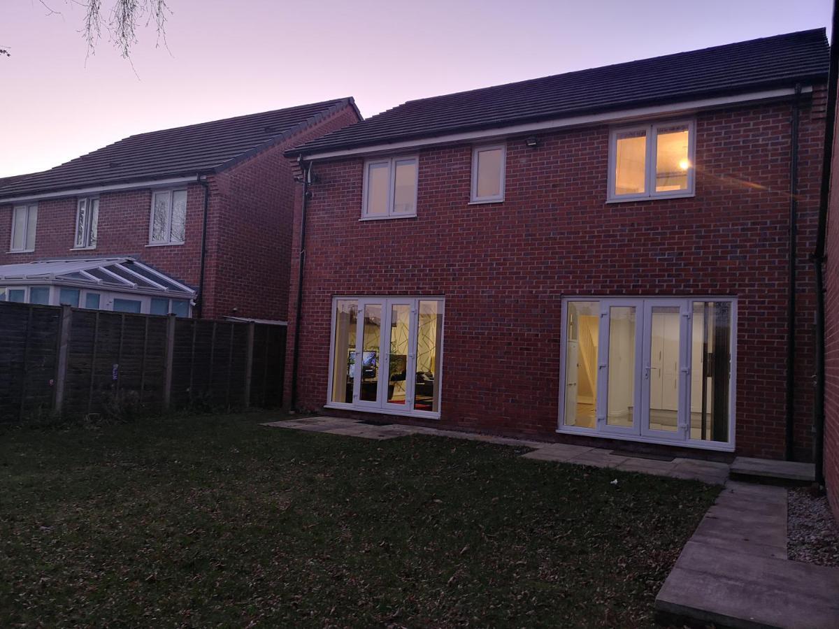 Nightingale Gardens - 4 Bed Detached House - Apartment Manchester